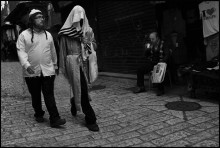 на молитву / Иерусалим.евреи идут к стене. араб пьёт утренний кофе, обдумывает статью о арабо-еврейских стычках, и молится о продаже пары футболок. всё как обычно.