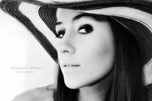 lady from Paris / Bonheur Paris!
 .....................Bonheur Notr - Damе!
 Bonheur Montmartre
 ..............................et Conciergerie!
 И вновь я здесь,
 Чтобы упасть к твоим ногам
 Великий город
 ............На брегах великой Сены.
 О сколько тайн хранят твои дворцы,
 И парки,
 ............и сады,
 .......................и галереи....
 Тебя воспели и безусые юнцы,
 И лаврами увенчаные корифеи.