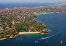 Пляж / Снимок сделан в марте 2011 года во время обзорной экскурсии на гидросамолёте над заливом Сиднея (Австралия) Порт-Джексон. Этот район находится к западу от деловой части Сиднея в районе залива Розы.