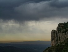 И пришел дождь... / Испания. Гора Монсеррат. На скале - Крест Сан-Мигель, воздвигнутый в честь Святого Архангела Михаила, небесного покровителя здешних мест.