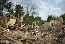 Разруха / Сносят старые дома, освобождая места для новых высоток