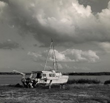 про одинокого моряка / Не свет ни заря,
ему хочеться в моря
опять туда,где горизонт
сплываеться в небесный зонт
где свежий ветер как в грозу 
все бьёться,бьёться об корму.