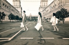 из серии сонные люди / кадр навеян  известным лондонским фотографом  Иэном Макмилланом, снявшим обложку к альбому Битлз &quot;Abbey Road&quot;