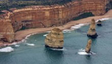Австралия и её &quot;апостолы&quot; / Снимок сделан в Австралии с вертолёта во время обзорной экскурсии в районе скал &quot;12 Апостолов&quot; на Великой Океанской Дороге в марте 2011 года.