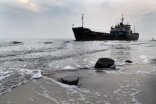 Утро после шторма... / Два судна в Одесском заливе, выброшенные на мель штормом...