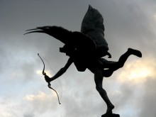 Антэрос / Площадь Пикадилли (Лондон)
Статуя изображает Антэроса и олицетворяет «зрелую и обдуманную любовь, в противоположность Эросу — легкомысленному и ветреному тирану»