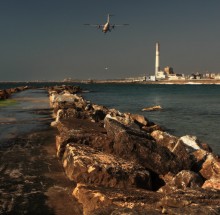 Тель-Авивский индастриал / Израиль,Тель-Авив,городской пляж.Это местный аэродром,самолеты садятся и взлетают один за одним.