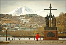на Камчатке... / Памятник святым Петру и Павлу, на фоне действующего Авачинского вулкана к северу от Петропавловска-Камчатского.