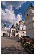 &nbsp; / Свято-Троицкий Ипатьевский монастырь,Кострома,дети,цветы