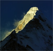 Из тьмы / Гималаи-2008, снято из деревушки Чукунг, вершина Ама-Даблам, солнце еще освещает только верхушки гор.
