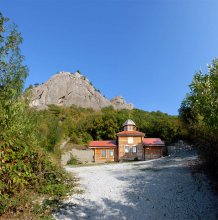 дорога к храму / Это пока единственный , деревянный храм в Крыму. Построен на месте взорванной часовни Серафима Саровского,  в районе п.Краснокаменка, Крым