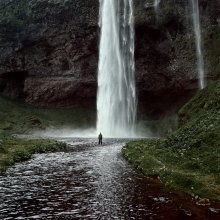готовность выслушать собеседника / исландия, водопад
