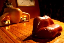 Мир Дали / Это живой музей, где каждый должен сам прочувствовать сюрреалистические произведения.Удивительный зал – комната-лицо Мэй Уэст, где каждый зритель может любоваться знаменитым красным диваном в виде губ одной из самых скандальных звёздных представительниц Голливуда.