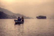 лодочник / Непал озеро Фева