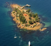 Обитаемый остров / Снимок сделан в марте 2011 года пролетая на гидросамолёте над островом Акула (Shark Island) в заливе Порт-Джексон в Сиднее (Австралия).