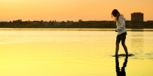 ...October water walk / ...Октябрь,...вода чрезвычайно прохладна, а девченке ни по чем )))