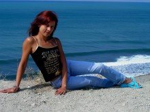 На берегу Черного моря.... / На самом деле,там еще склон большой за девушкой метров 40,а на фото кажется,что она у самого моря)))