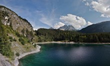 Вода и горы / Первое наше место отдыха из всей поездки. Вода в этом озере очень чистая  и в то же время холодная. Однако это нам не помешало, после изнурительного броска в 2000 км  искупаться и выпить австрийского пивка. 
P.S. если присмотреться на поверхности воды есть белые пятна - это пузыри воздуха от аквалангистов ))) - в тот день их было там около 20 человек. Наверно интересное дно у этого озера...