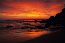 Огненный закат / Вот таким увидел закат над Индийским океаном мой фотоаппарат. На самом деле освещение там было необычным, а экспозиция в минус на 2/3 ступени, лишь это приукрасила.