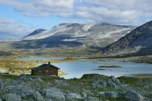 Norway / Плато на высоте 1 км, камни, озёра и водопады. Среди этого великолепия стоит одинокий домик.