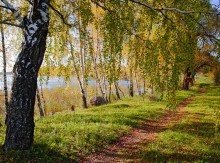 Прогулка в золотую осень / по тропинке вдоль озера