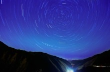  / Нет ничего лучше, чем поехать в горы в ясную осеннюю ночь; нет ничего хуже, чем забыть при этом штатив :(
Камеру пришлось поставить на бетонное ограждение и подпереть зажигалкой...
3 кадра по 20 минут, ISO 200, f/4