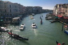 Игрушечная Венеция / Неделю назад повезло побывать в Италии и провести целый день в Венеции... Вид на Canal Grande с моста Rialto