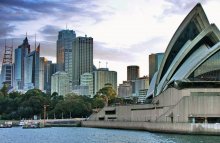 Деловой центр Сиднея / Снимок сделан в марте 2011 года в Сиднее (Австралия). Этот город трудно не узнать из-за его символа оперного театра с куполами ввиде парусов.