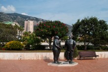 Присядем? / Памятник Адаму и Еве в Монте Карло