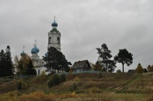 Афанасьевский храм / Место, где находится эта церковь не просто красивое, а удивительное. Афанасьевская церковь находится в деревне Чирково, Усть-Кубинского района. Но это недалеко от города где я проживаю и доехать до церкви, что располагается на Лысой горе совсем не долго. Церковь Афанасия, патриарха Александрийского находится на холме, на реке Кубена - левый берег. Церковь действующая. Княгиня Мария Заозерская (ранее в Чирково жили князья Заозерские) в тясяча четыреста двадцать девятом году, после смерти мужа Заозерского Дмитрия, решила заложить женский Пречистенский монастырь. Полное название: Лысогорский Богородице-Рождественский женский монастырь. И этот монастырь простоял много много лет, но не выдержал стихийного нашествия советской власти, сопровождающегося голодом и мором, и монастырь закрыли. Сейчас про монастырь мало упоминаний, не то, что фотографий или рисунков, ничего нет. Но, людская память о князьях и предания, которые и сейчас можно услышать от старожил села Чирково. На месте резиденции была возведена часовня во имя Сулунского Дмитрия.