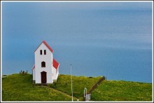 &nbsp; / одинокая церквушка на берегу тихого озера в глубине Исландии.