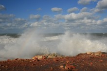 морская радуга / Радуга от морской волны во время зимнего шторма