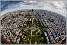 ПУП ЗЕМЛИ / La Tour Eiffel, снято с самой высокой точки Парижа – 276 метров над городом. Впереди черное здание – Tour Maine-Montparnasse, 210 метров, самый высокий небоскреб во Франции. 
AF DX Fisheye-Nikkor 10.5 mm f/2.8G ED