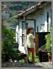 Деревенская девочка / Снимок сделан в португальской деревне. Я девочку окликнул, она оглянулась, я нажал затвор.