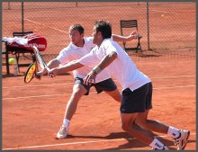 Двойная защита / Снимок сделан во время турнира ITP Estoril Open в Португалии.