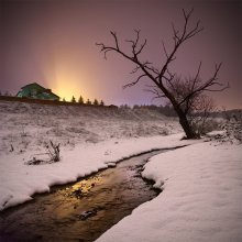 Тихий зимний вечер / Одним зимним вечером решил прогуляться в окрестностях своего поселка. Погода была на столько тихая, что даже можно было слышать, как снег ложиться на землю. 
Заприметив это место, решил посмотреть, насколько интересно будет смотреться падающий снег в свете фонарей из-за дома. 
Вот, что из этого вышло ;)