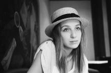 Портрет девушки в шляпе / фотография, Москва,
лето 2011