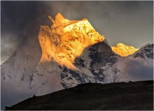 Вечные ценности / Непал, Гималаи, гора Кантега. Вечерело, снизу поднимался туман, сверху спускались облака и ничего не предвещало света. Вспышка застала врасплох и длилась считанные минуты...