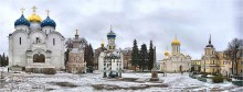 В Троице-Сергиевой Лавре 2 / Слева направо: Успенский собор, рядом - часовня над Успенским кладезем, далее церковь Сошествия Святого Духа на Апостолов, за нею куполок церкви Преподобного Сергия с Трапезной палатой, перед нею – сень над крестом, далее обелиск, Троицкий собор и справа – казначейский корпус братских келий… Снято со ступенек колокольни. Панорама из 23 кадров.