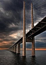 Между Швецией и Данией ... / Мост соединяет берега Швеции и Дании.