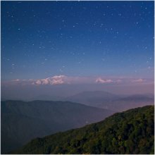 Лунная ночь в Гималаях / iso 400, 123 сек, 2.8
Граница Индии и Непала, вид на массив Канченджанга (8586м) с непальской деревушки Тумлинг (3100м). Жаль, из-за отсутствия длиннофокусной оптики и потерянных 2 дней путешествия, подобраться ближе к третьей в мире вершине мы так и не смогли... 
Глаз не видел вообще заснеженных вершин, их проявила длинная выдержка только, просто фотографировали в направлении.