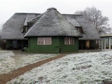 Домик под тростниковой крышей / Жилой домик с пристройкой в Дании