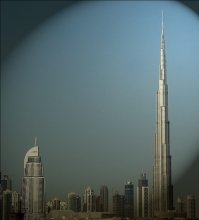 бурдж «Хали́фа» / Башня «Хали́фа») — небоскрёб, напоминающий по форме сталагмит. «Дубайская башня» проектировалась как «город в городе» — с собственными газонами, бульварами и парками.Специально для «Бурж Халифа» была разработана особая марка бетона, который выдерживает температуру до +50 °C. Заливали его только ночью, а в раствор добавляли лёд.