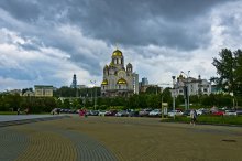 Русь Православная / Екатеринбург, Храм-на-Крови (полное название: Храм-на-Крови́ во и́мя Всех святы́х, в земле́ Росси́йской просия́вших) - один из крупнейших православных храмов России.
Храм был построен в 2000—2003 годы на том месте, где в ночь с 16 на 17 июля 1918 года был расстрелян последний российский император Николай II и его семья. Освящение храма состоялось 16 июля 2003 года.
В настоящее время храм является местом паломничества для верующих не только со всех уголков России, но и живущих за её пределами. Кроме того, храм привлекает к себе внимание многих прибывающих в Екатеринбург туристов, в том числе известных политиков, представителей искусства.