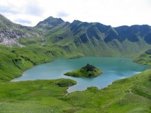 Альпийское озеро / Попалось по пути туристического маршрута...