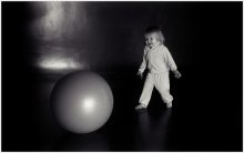 В погоне за детством! / Обрабатывая эту фотографию задумался о том как все таки мало надо детям для счастья и скоро мячик этот станет совсем ей не интересен!(