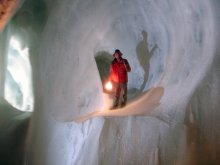 В ледяной пещере / В пещере круглый год примерно  3-5 градусов минуса, постоянно приходят туристы, экскурсия длится около часа...
Это самая громадная ледяная пещера в мире, суммрная длина (не знаю как ее измеряли только...) составляет 42 км...