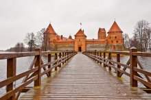 По дороге в замок. / Осень. Тракайский островной замок рано утром. Замок Тракай  (14-15 век)- это единственная крепость на воде во всей восточной Европе. Он возвышается на одном из многочисленных островов озера Гальве.