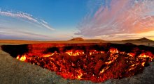 &quot;The Gates of Hell&quot; #2 / Газовый кратер в Дарвазе, Туркменистан. Вечер. Панорама.