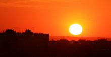 Закат над городом / Огромное солнце опускается на крыши Минских домов, фото сделано с крыши одной из многоэтажек Минска.